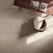 modern vilagos feher meszko hatasu burkolat fagyallo falburkolat terasz csuszasmentes padlolap jarolap greslap travertin meszko bezs ko burkolat minimal kohatasu nagymeretu formavivendi burkolatok 5.jpg